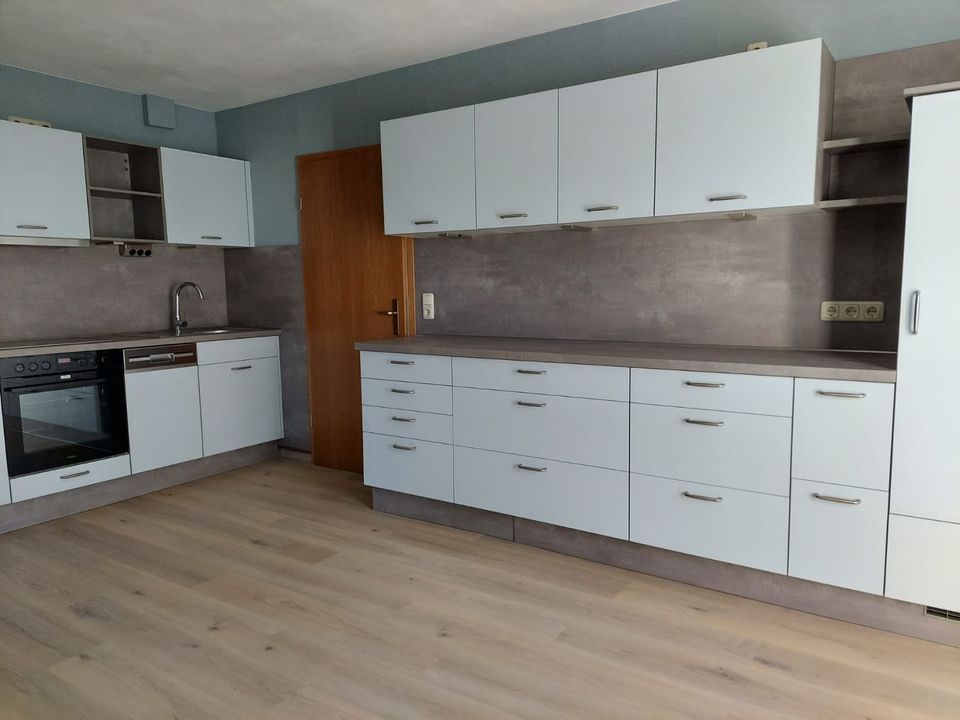 Geräumige 3-Zimmer Wohnung mit neuer Einbauküche und Terrasse in Schwarzenbach a d Saale