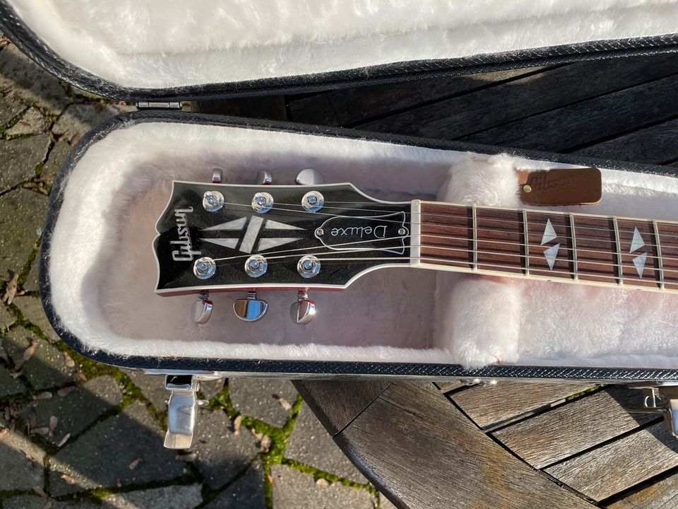 Gibson SG Deluxe 2013 Red Fade 3PUs und Bigsby Tremolo in Köln