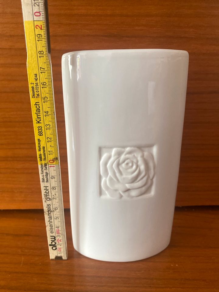 Vase weiss mit Rose 18cm in Stelle