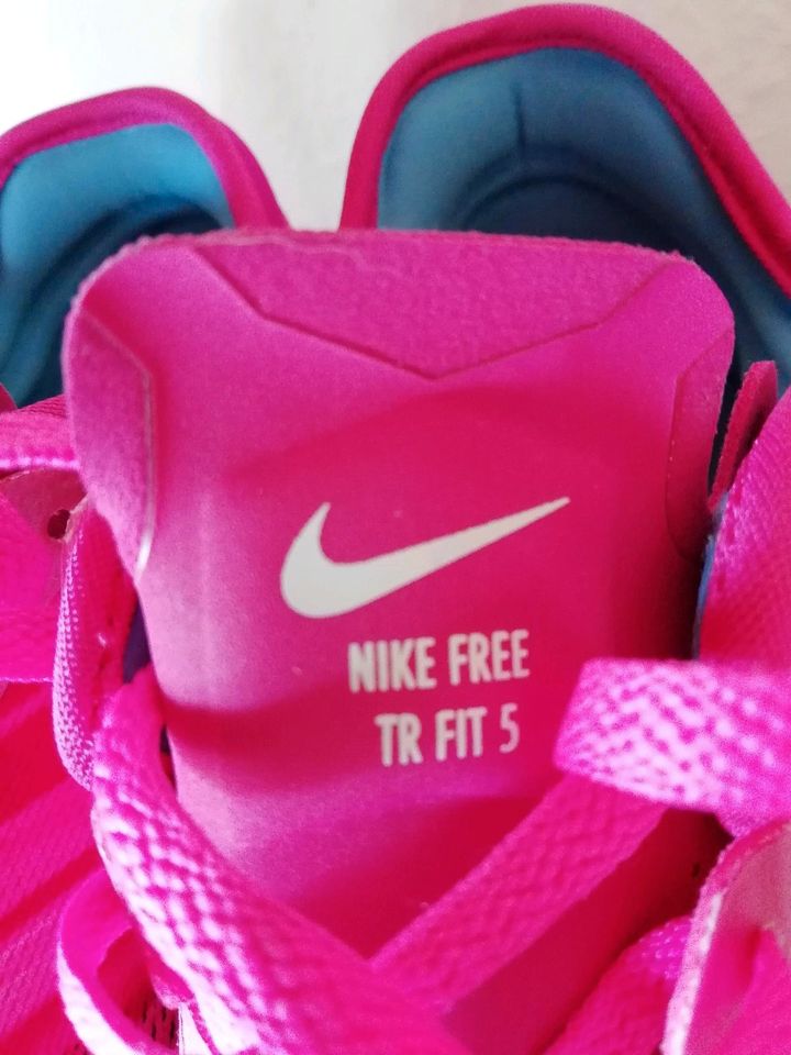 Nike Free TR Fit 5 pink Gr. 38,5 in Hohenroda