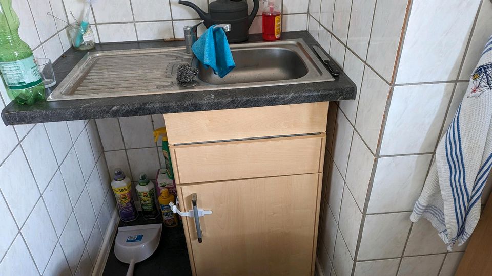 Küche mit Kühlschrank in Oelsnitz/Erzgeb.