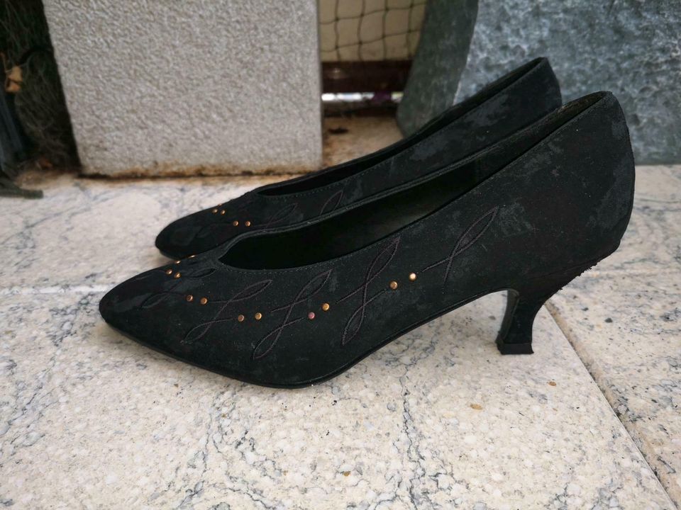 Schwarze Schuhe / Pumps mit Pfennigabsatz in Garbsen