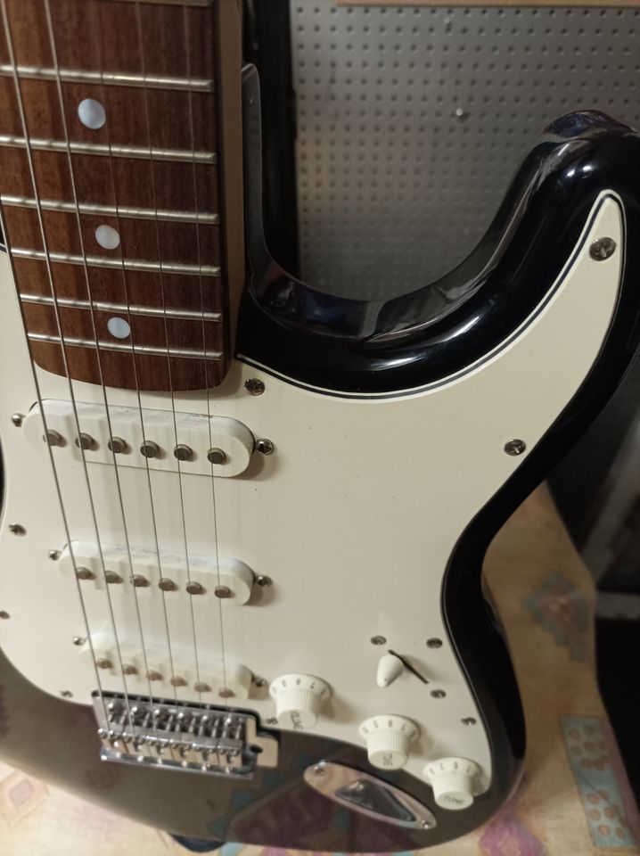 Stagg E-Gitarre ST-Style massiver Korpus Stratocaster Konvolut in Rimpar