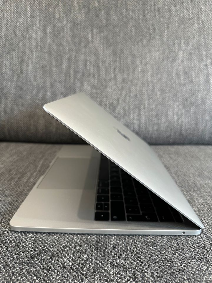 MacBook Pro 13“ A1708 16Gb RAM, 512Gb Speicher, 2Ghz in Leipzig