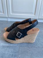 Sandalen UGG schwarz Claudeene Gr. 41 wie NEU Hessen - Oberursel (Taunus) Vorschau