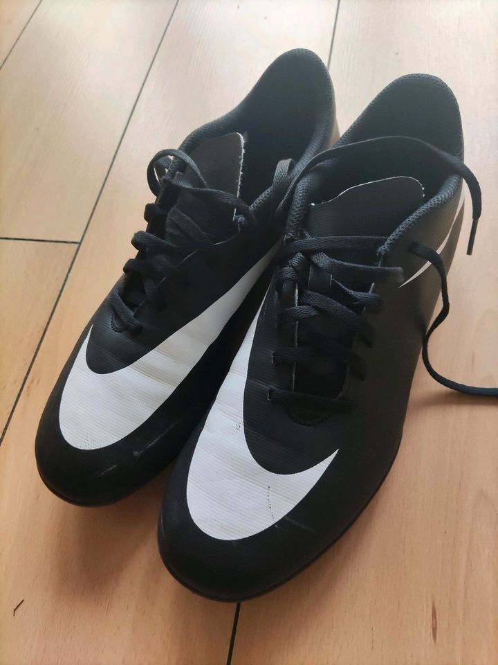 Nike Fußball Schuhe Größe 41 in Lehrte