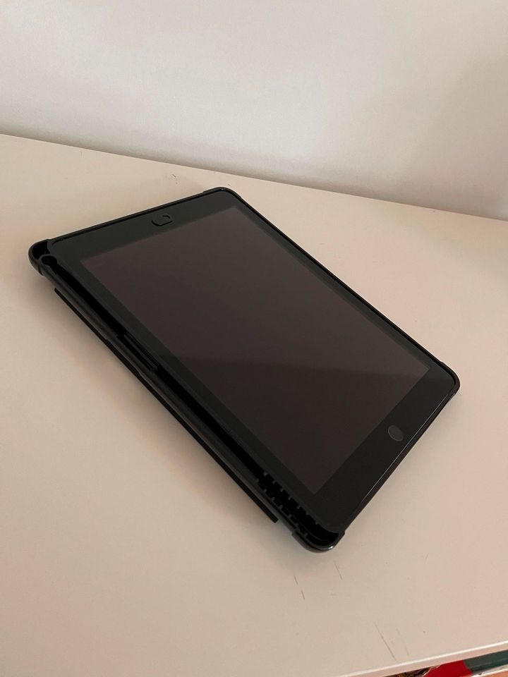 iPad 6. Generation (WLAN, 32GB) mit Originalzubehör und 2 Hüllen in Saarbrücken