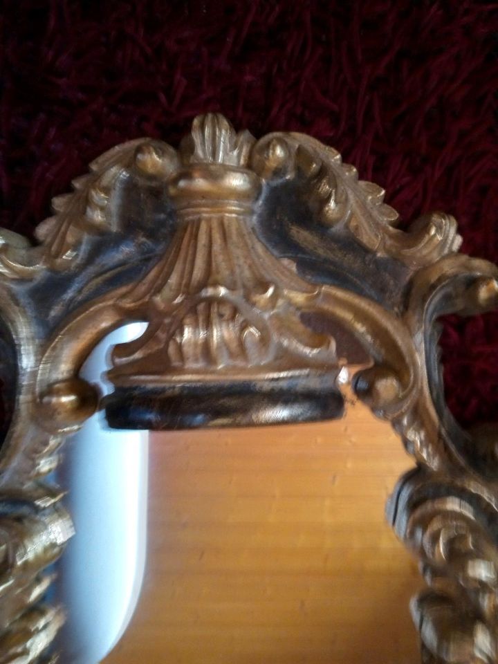 Alte Spiegel Holz vergoldet mit Podest in Rohrdorf