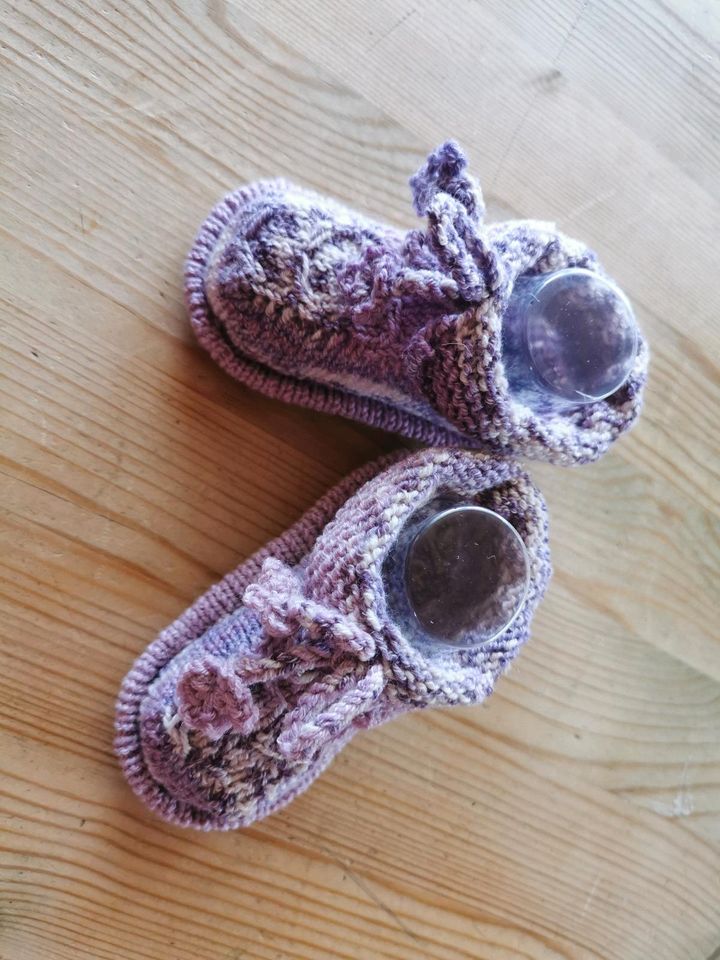 Gestrickte babyschuhe stricken Handarbeit in Rosenfeld