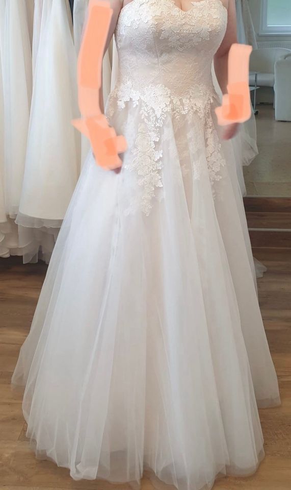 **NEU** Trägerloses Brautkleid aus Tüll mit Herzdecolté in Leipzig