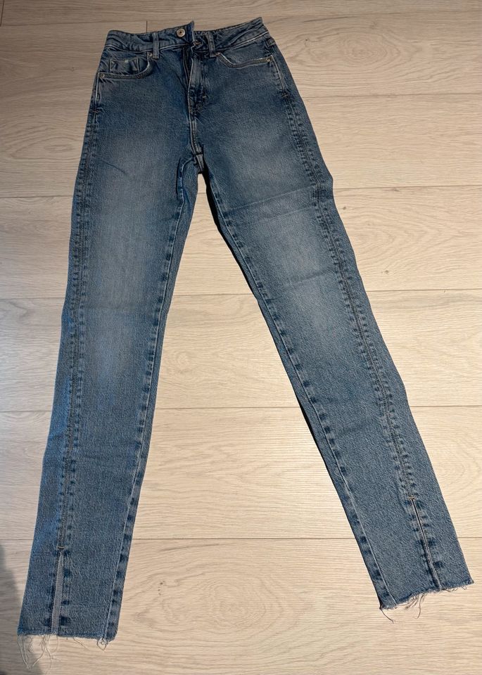 Damen Jeans Hosen Paket Marke Zara Guess H&M in Alzenau