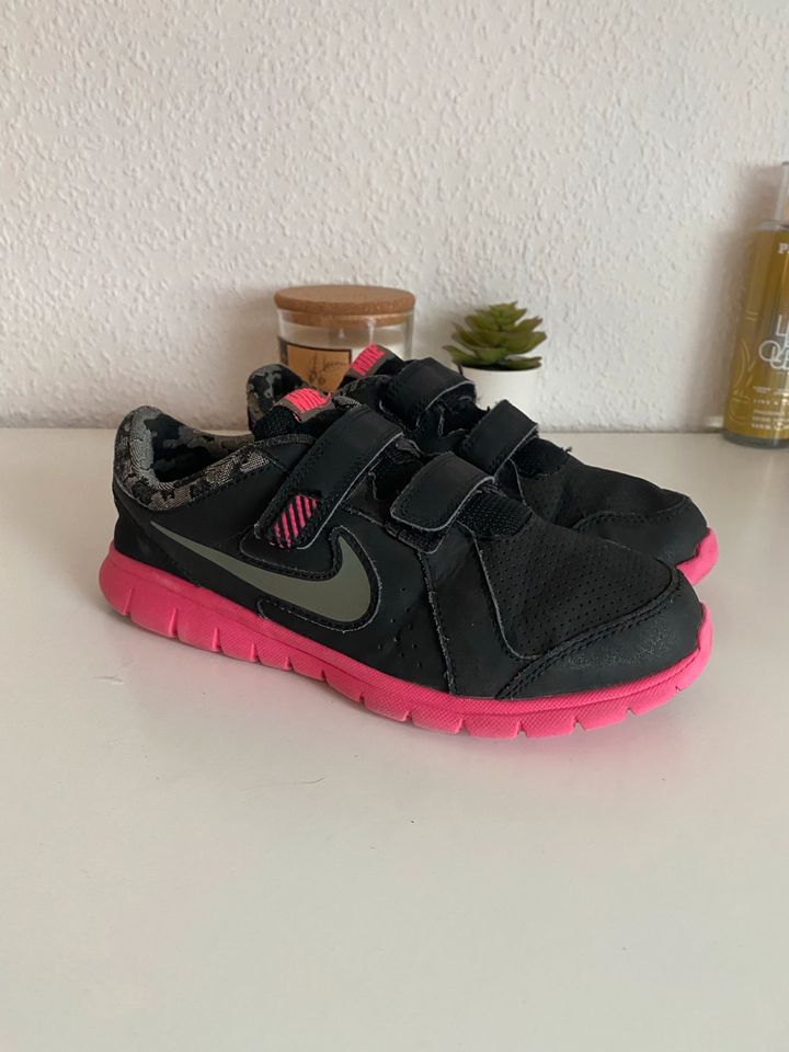 Mädchen Nike Schuhe Gr. 34 Klettverschluss Sneaker Sportschuhe in Gemünden a. Main