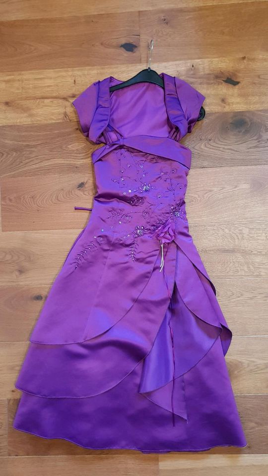 Kleid Hochzeit Blumenmädchen festlich lila Gr. 128/134 in Hohenroda