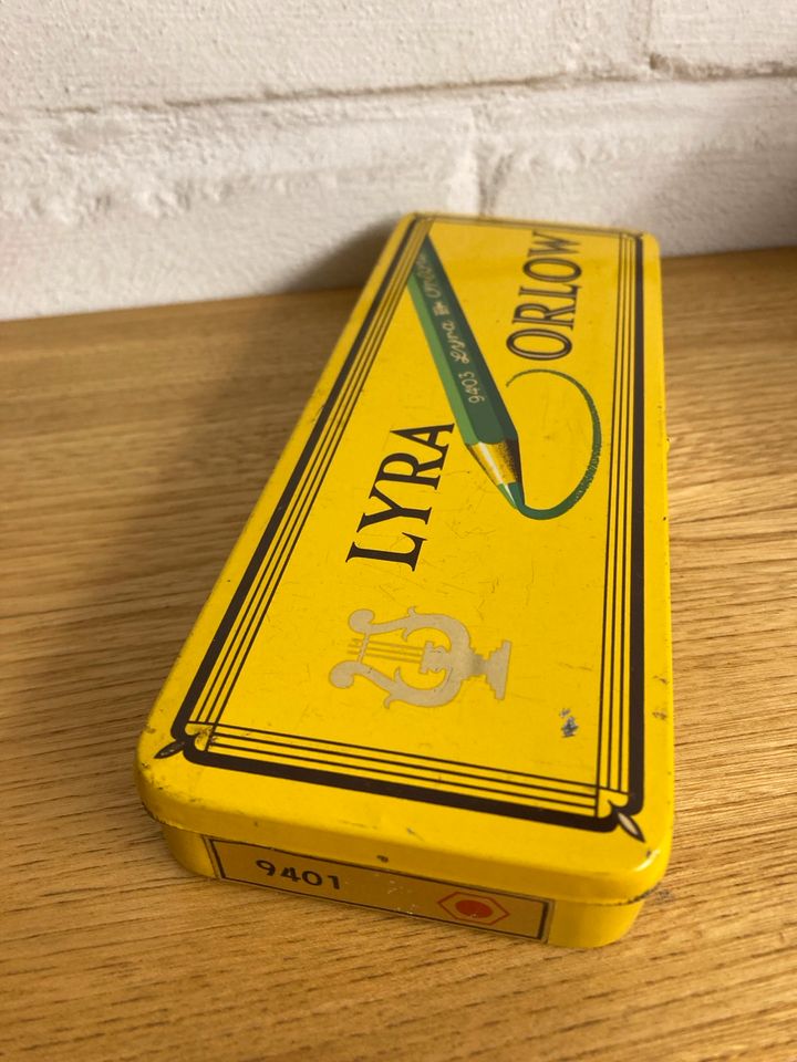 Lyra Orlow Dose Blechdose mit Stiften, Vintage Retro in Meerbusch