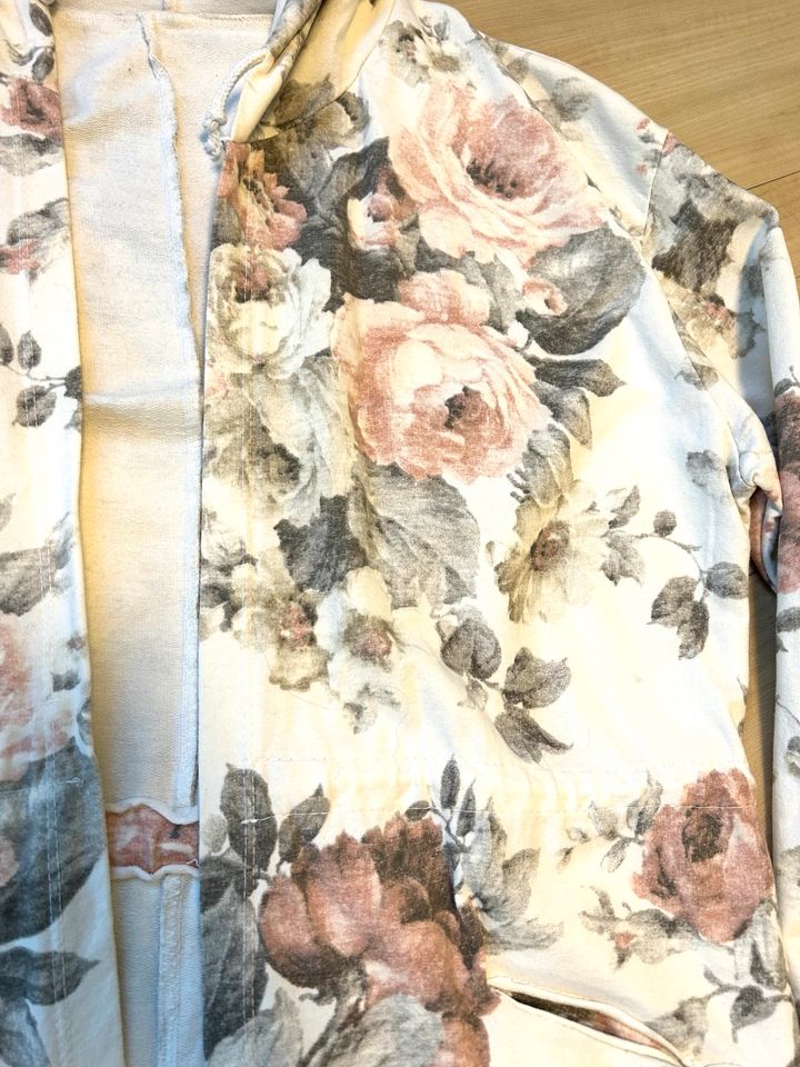 Jacke überziehe cardigan Blumen flower Gr. 36 S in Nürnberg (Mittelfr)