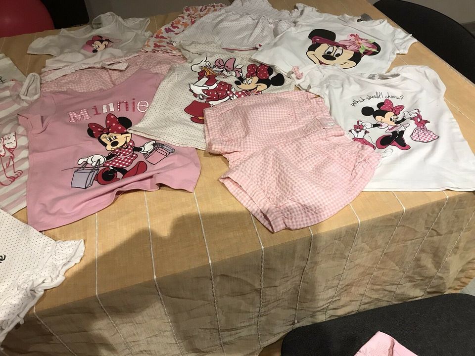 Süßes Bekleidungspaket mit Minnie Mouse und Hello Kitty in Wieskau