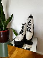 Boots H&M weiß mit schwarzer Sohle, Größe 40, weiße Stiefeletten Berlin - Schöneberg Vorschau