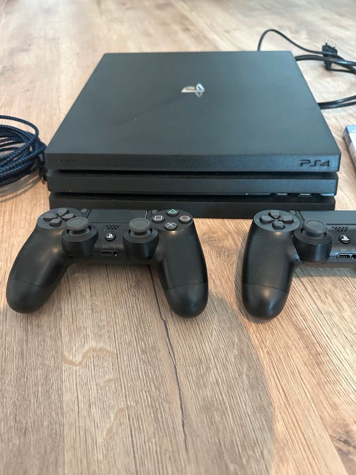 Verkaufe PlayStation 4 Pro inkl. 2 Controller und FIFA23 in Wiefelstede