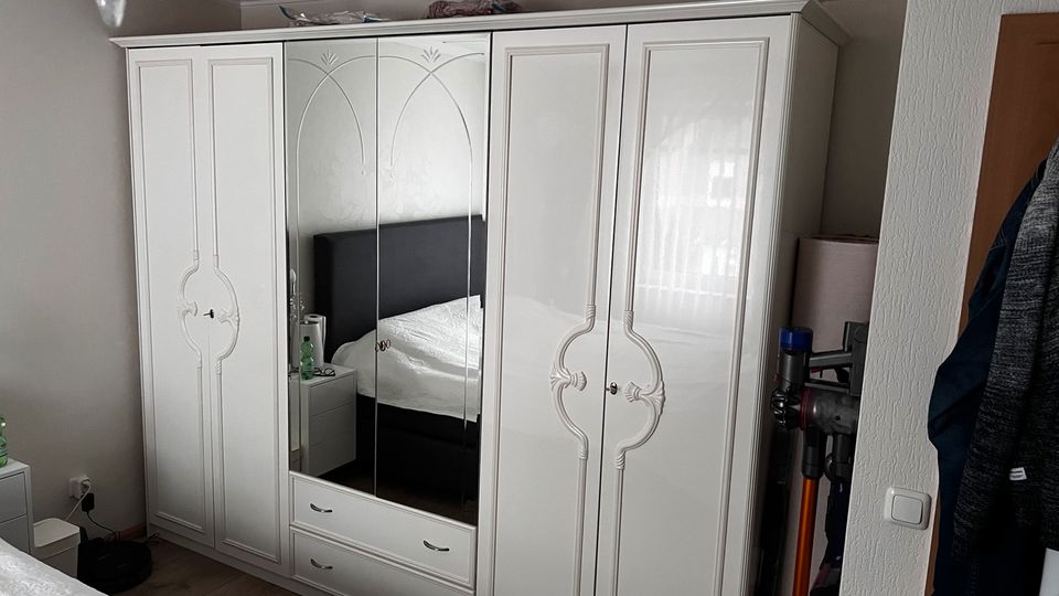 Schlafzimmerschrank mit 2 Nachttischkonsolen , massiv , weiß in Dortmund