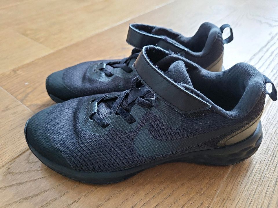 Nike Sport Schuhe, Stecker, gr. 35, w. Neu in Bad Neustadt a.d. Saale