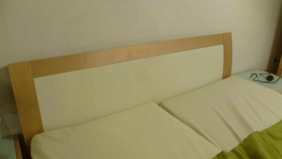 Sehr schönes Doppelbett 1,80m  incl 2 hochwertiger Lattenroste in Saarbrücken