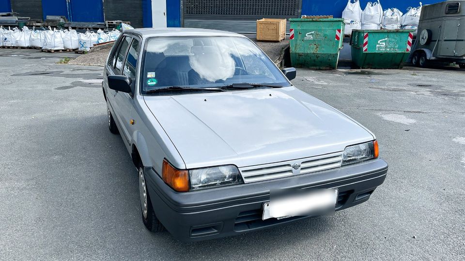 PKW Nissan Sunny Garagenfahrzeug Silbern in Wuppertal