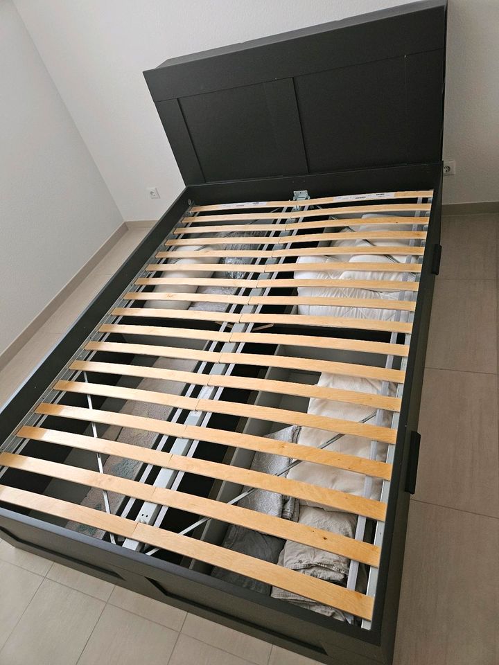 Ikea Brimnes Bett mit Kopfteil+4 Schubladen, 140x200 cm, schwarz in Gau-Odernheim