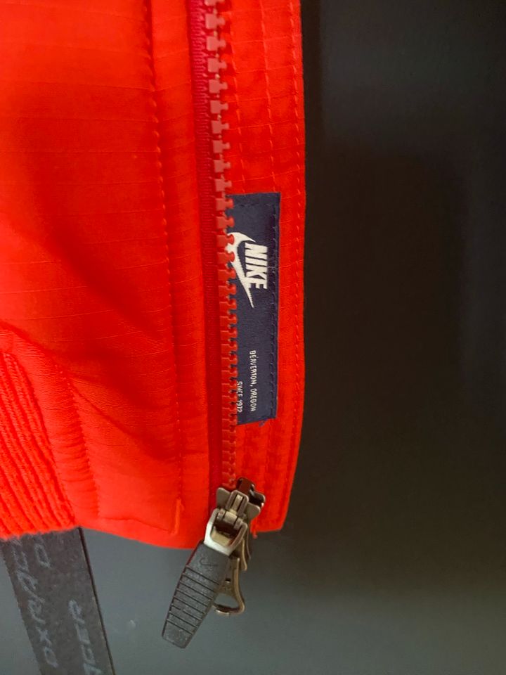 Nike Jacke XL Rot in Poing