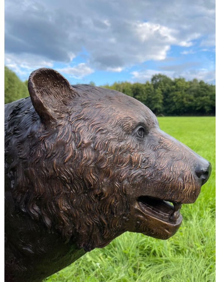 Braunbär – lebensgroße Bronzefigur eines Bären in München