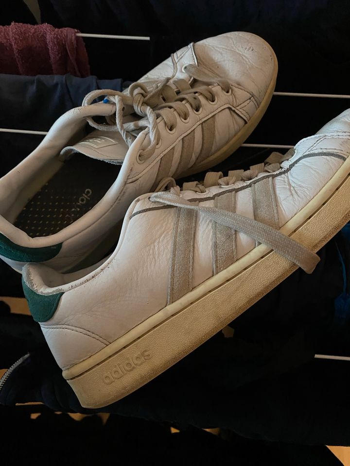 Coole Adidas Sneakers 44 in Leutkirch im Allgäu