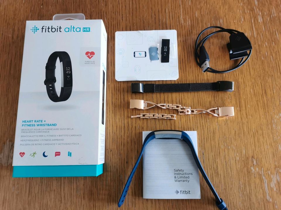 Fitbit alta HR Fitness Tracker mit Bändern in Wunstorf