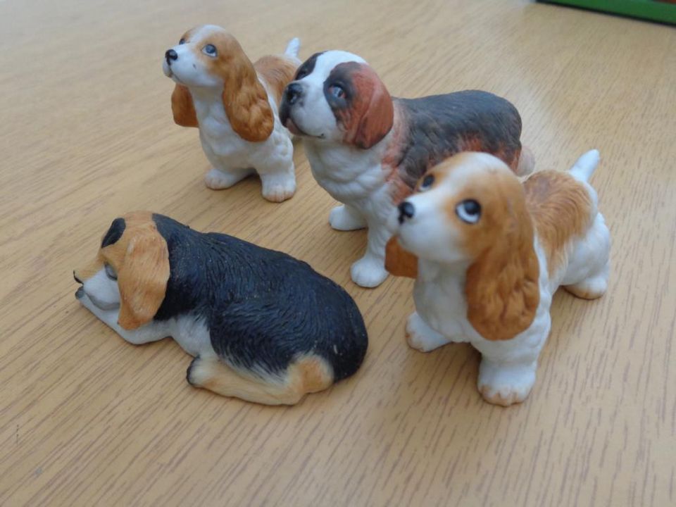 4 kleine Porzellan Hunde (Vitrinen Figuren), Fa. Schirmer in Berlin