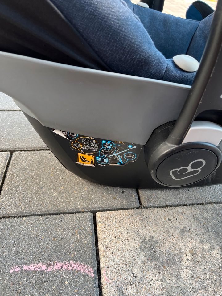 Maxi Cosi Pebble Plus Babyschale Autositz mit Babyeinsatz in Ingersheim