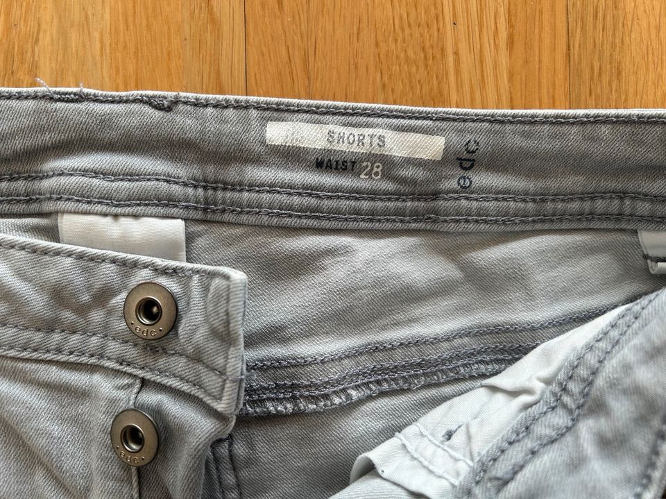 Esprit Jeans Shorts grau Gr. 28 - wie neu in Stuttgart