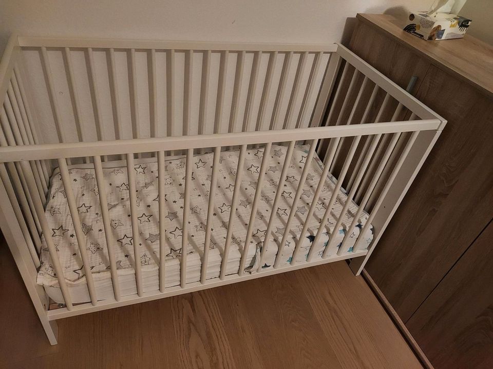 Babybett mit Matratze in Berlin
