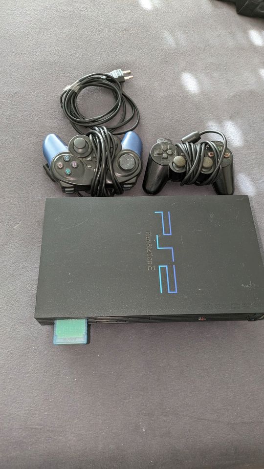 Playstation 2 mit 2 Controller und Netzkabel in Butzbach