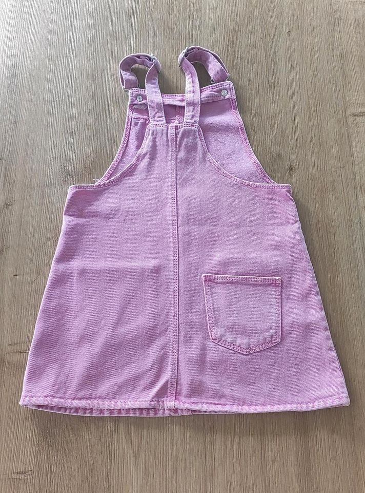 Pinkes Set*Sommer*Zara*Jeanskleid*Latzkleid*Strickjacke*Sfera*104 in Schleiden