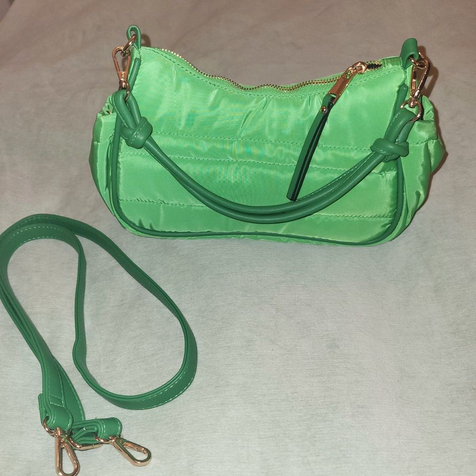 grüne Handtasche , leicht, aus Nylon (?) Stoff-Lederimitat in Rottweil