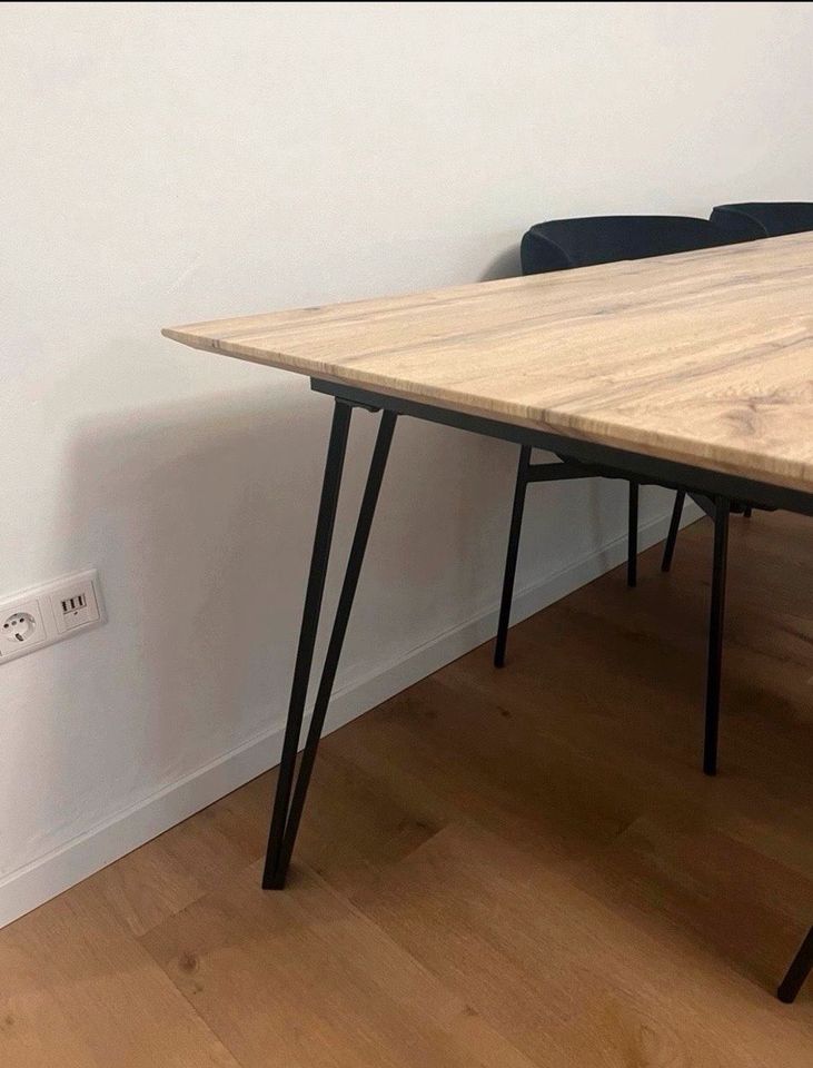 Ausziehbarer Esstisch ohne Stühle in Leverkusen
