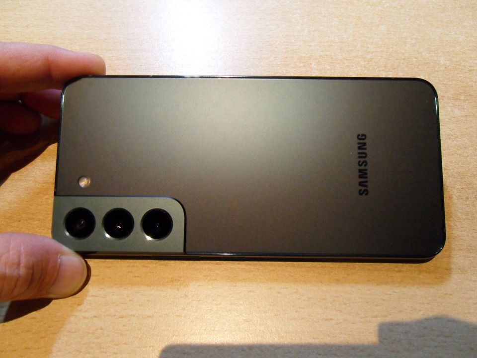 ANSEHEN LOHNT SICH: Biete sehr gutes Samsung Galaxy S22 an. in Essenbach