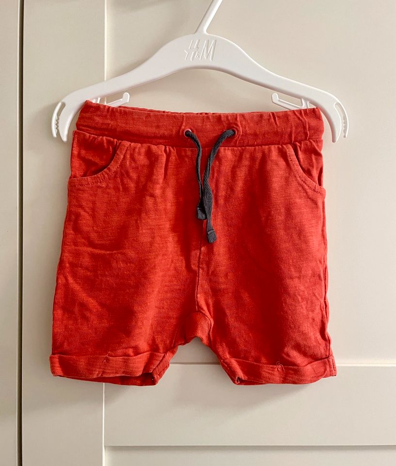Sommerkleidung: Set aus T-Shirt & kurzer Hose/Shorts (68) in Hamburg