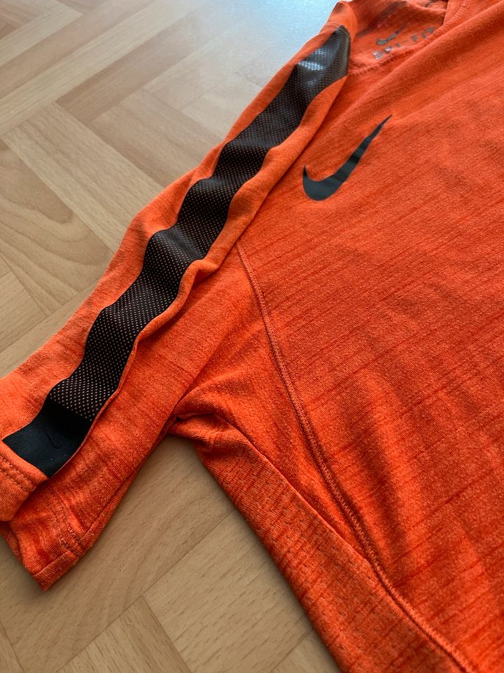 Nike Dri-Fit Sportshirt S in Marktrodach