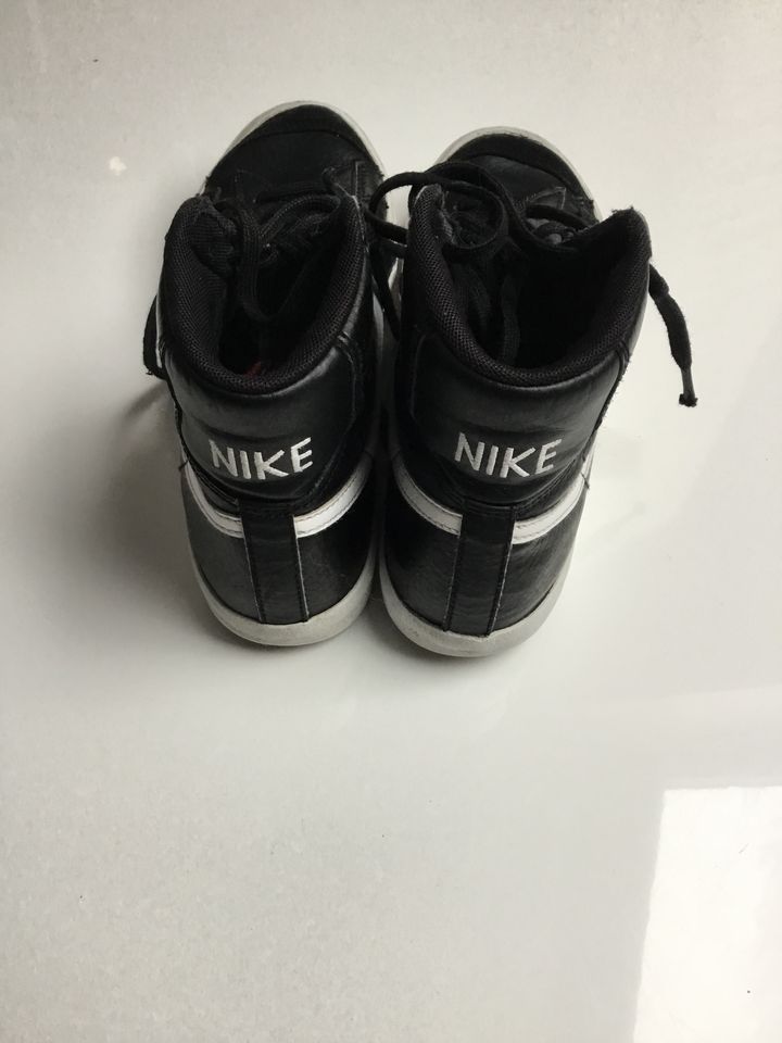 Nike High Sneakers Gr. 38 US 5.5 Schwarz Neuwertig in Mainz