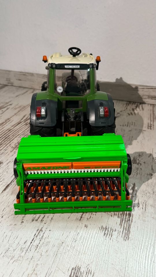 Bruder Fendt Vario 936 Spielzeugtraktor mit Sämaschine Amazone in Schlat