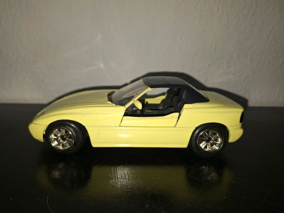 Modellauto BMW Z1 1:24 gelb Sammler in Bonn