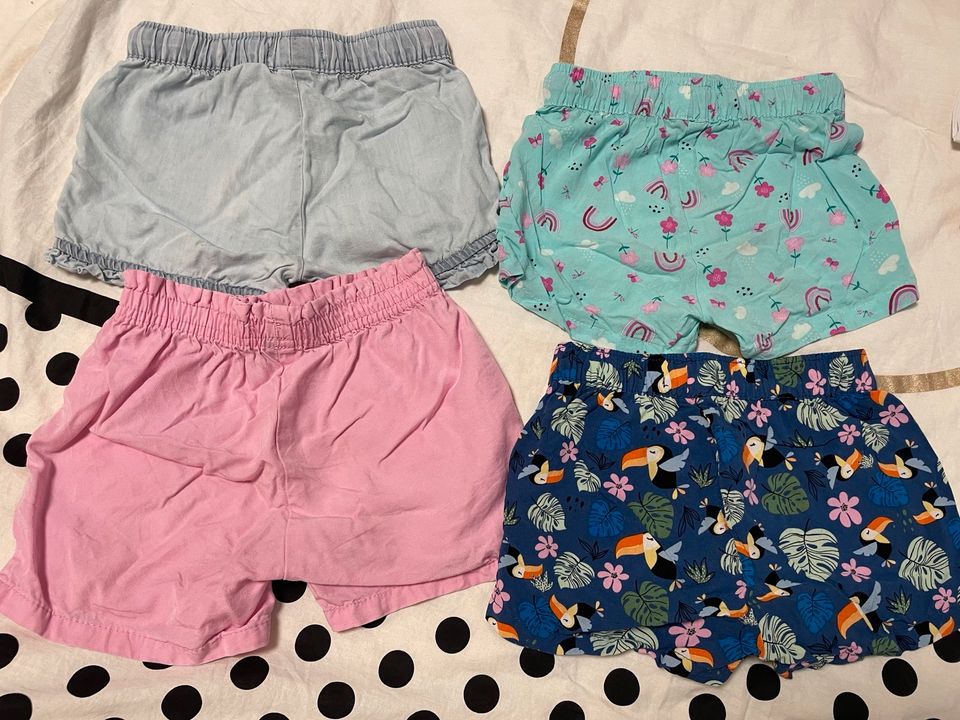 Sommerpaket Gr.104 / Set kurze Hosen Shirts in Rangsdorf