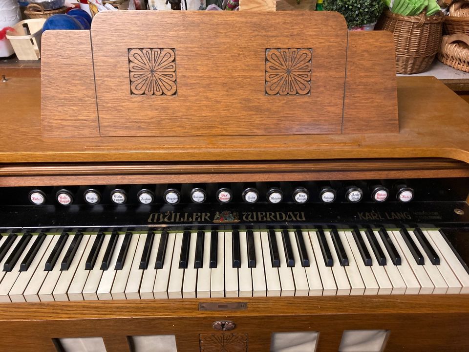 Altes aber noch funktionsfähiges Harmonium in Donauwörth