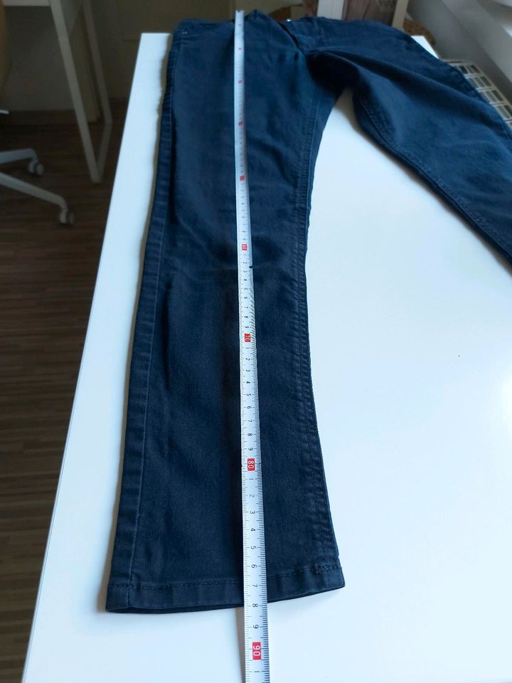 Schwarze dünne Strechjeans Gr. 158 H&M in Brehna