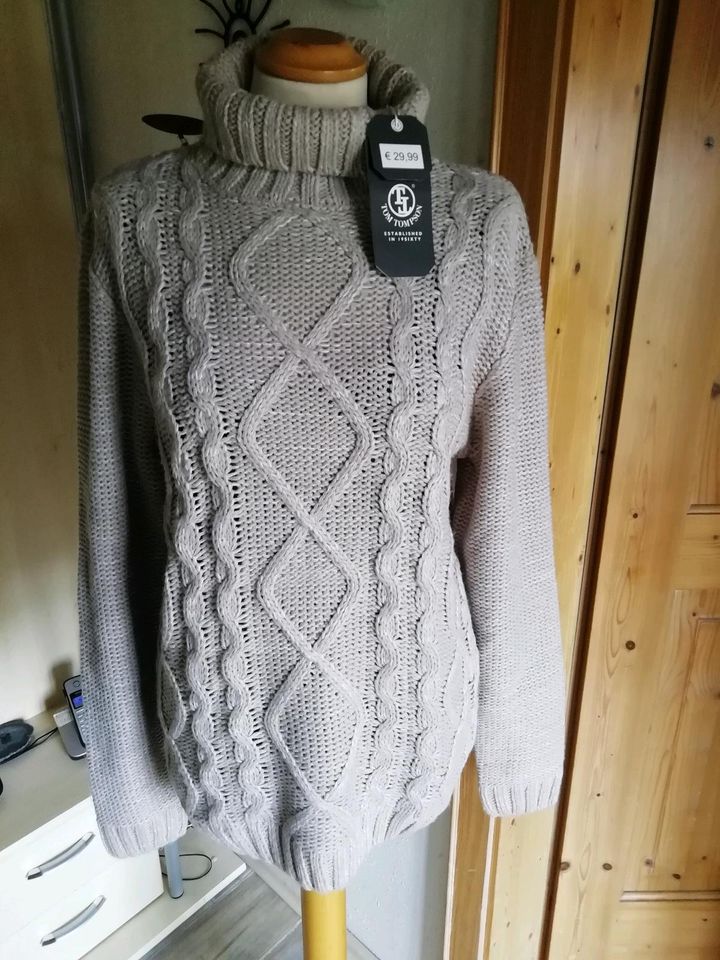 Strickpullover neu mit Etikett in Pfarrkirchen