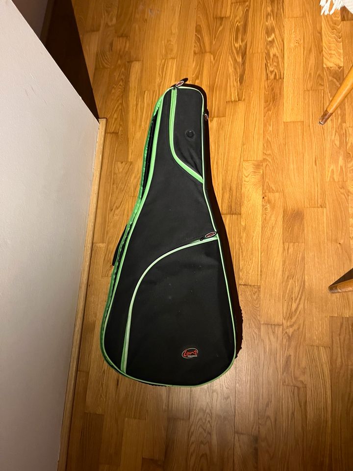 Yamaha Gitarre mit Tasche in Meerbusch